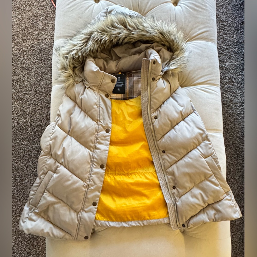 Gap warm puffer vest with fur trim EUC - Picture 5 of 5